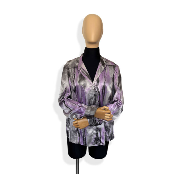 Blusa satinada gris y lila - Image 3