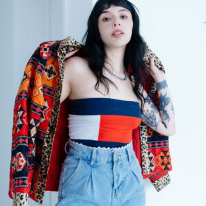 Jean azul claro con pliegues vintage
