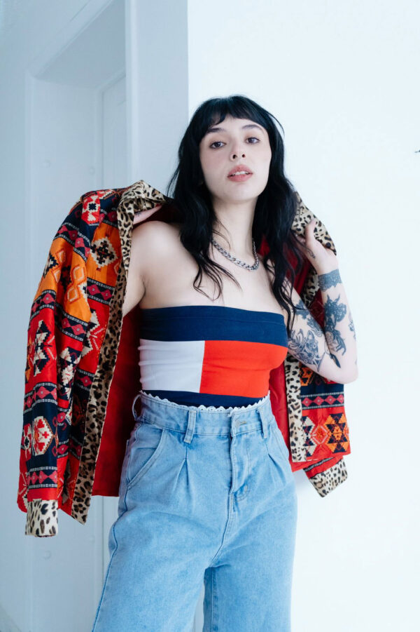 Jean azul claro con pliegues vintage